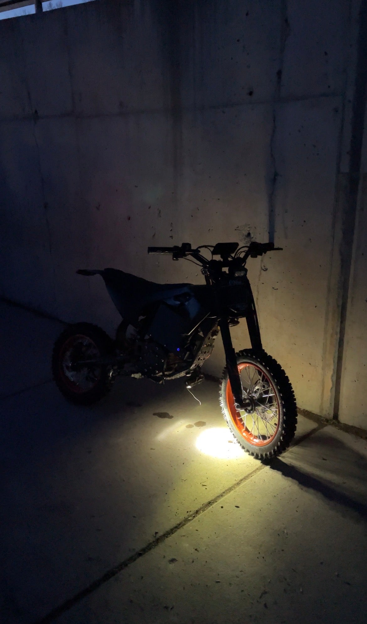 Aipas/Qronge bar light.